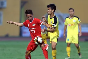 Ngôi đầu bảng của Viettel đang bị đe dọa sau khi bị Long An cầm hòa trên sân nhà. Ảnh: MINH HOÀNG