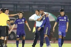 Thầy trò đội B.BD vui mừng sau bàn mở tỷ số. Ảnh: DŨNG PHƯƠNG