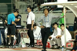 HLV Miura như chịu trận trong hiệp hai. Ảnh: Đức Duy