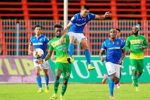 Cần Thơ và Than Quảng Ninh bất phân thắng bại với tỷ số 1-1. Ảnh: DƯƠNG THU