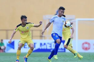 Các cầu thủ Huế lấn lướt hơn hẳn dù đá trên sân khách. Ảnh: MINH HOÀNG