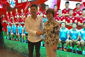 Bà Mae Mua và HLV Hữu Thắng tại trụ sở CLB TPHCM vào sáng 24-5