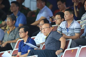 HLV Park Hang-seo cùng trợ lý xem các trận đấu tại V-League 2018. Ảnh: MINH HOÀNG