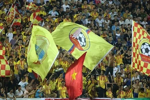 Dù đội nhà đang ở cuối bảng, nhưng khán giả thành Nam vẫn đến sân rất đông để đồng hành với thầy trò Văn Sỹ. Ảnh: MINH HOÀNG