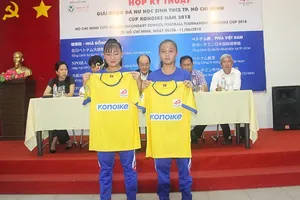 Đại diện cầu thủ giới thiệu mẫu áo thi đấu