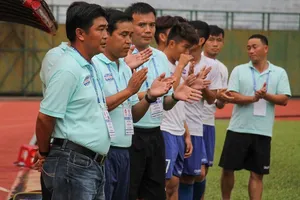 HLV Trần Minh Chiến cùng các cộng sự trong khu kỹ thuật đội B.Bình Dương. Ảnh: NHẬT ANH