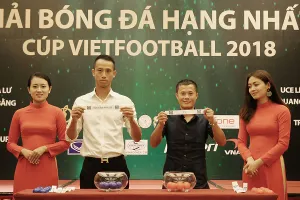 Hai cầu thủ Như Thành và Thành Lương tại buổi bốc thăm