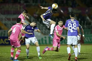 Lối chơi rối rắm, Hà Nội trả giá bằng trận thua đậm trên sân Thống Nhất. Ảnh: DŨNG PHƯƠNG