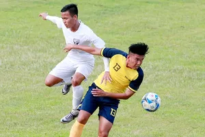 An Giang (áo trắng) có chiến thắng dễ dàng trước Vĩnh Long. Ảnh: DƯƠNG THU