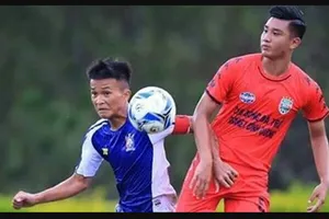 Trung vệ Đức Nguyễn Davide (bên phải)