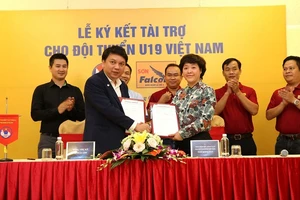 Lãnh đạo VFF và nhà tài trợ Sơn Falcon tại lễ ký kết. Ảnh: Quang Minh