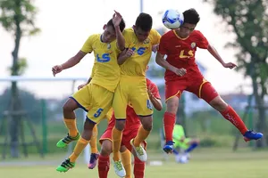 Viettel (áo đỏ) giành chiến thắng cách biệt trước SLNA