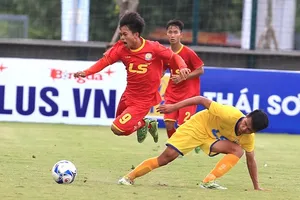 Đà Nẵng (áo đỏ) dừng bước trước SLNA ở trận bán kết