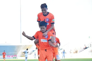 Cầu thủ Đà Nẵng vui mừng sau khi ghi bàn mở tỷ số. Ảnh: VIẾT ĐỊNH