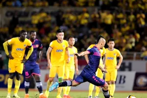 Quốc Phương thực hiện không thành công pha đá phạt 11m cho CLB Sài Gòn. Ảnh: NGUYỄN NHÂN