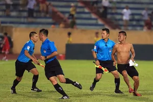 Khán giả chạy vào sân sau trận Nam Định - SLNA. Ảnh: MINH HOÀNG