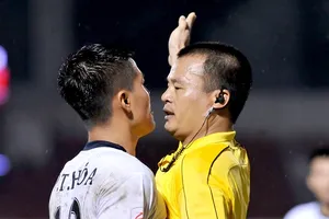 Cầu thủ Trọng Hóa (Đà Nẵng) phản ứng trọng tài Đình Thái. Ảnh: NGUYỄN NHÂN