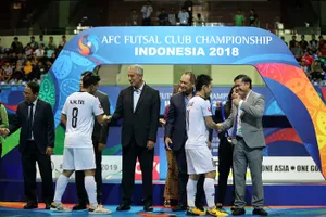 CLB Thái Sơn Nam với tấm Huy chương bạc. Ảnh: ANH TRẦN