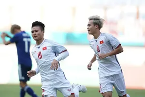 Niềm vui của Quang Hải sau bàn thắng. Ảnh: DŨNG PHƯƠNG