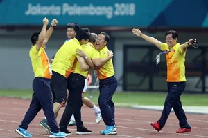 Ông Park cùng các cộng sự vui mừng sau trận đấu. Ảnh: DŨNG PHƯƠNG