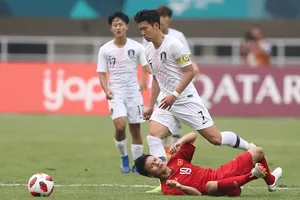 Hàng phòng ngự đội Việt Nam vất vả trước sự lấn lướt của Hàn Quốc. Ảnh: DŨNG PHƯƠNG