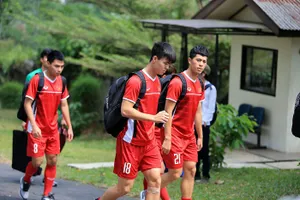 Đình Trọng cùng các đồng đội tiến vào sân tập. Ảnh: DŨNG PHƯƠNG