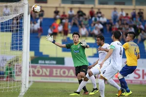 Thủ môn Tiến Dũng khó bắt chính trong trận này bởi cần thời gian phục hồi thể lực. Ảnh: MINH HOÀNG