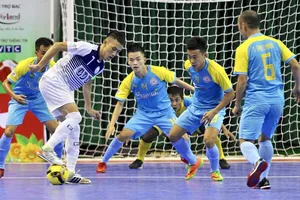 Hàng phòng ngự Sanna Khánh Hòa luôn vất vả trước các chân sút của Hải Phương Nam. Ảnh: ANH TRẦN