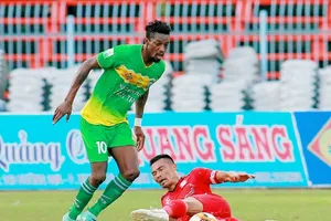 Cú ngã của CLB TPHCM ở vòng 21 khiến cho Cần Thơ và cũng như Nam Định, Sài Gòn mừng thầm. Ảnh: DƯƠNG THU