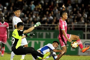 HA.GL sa sút nhanh từ đầu lượt về. Ảnh: NGUYỄN NHÂN