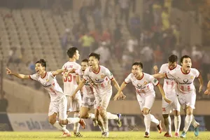 Nam Định vỡ òa niềm vui khi giành chiến thắng ở loạt sút luân lưu. Ảnh: MINH HOÀNG