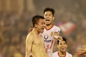 Niềm vui của Viết Tú sau quả sút luân lưu quyết định. Ảnh: MINH HOÀNG