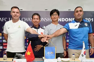 HLV các đội tại bảng C chụp ảnh lưu niệm tại buổi họp kỹ thuật. Ảnh: ĐOÀN NHẬT