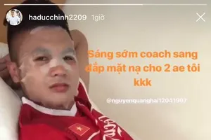 Quang Hải và Đức Chinh hào hứng khoe ảnh dắp mặt nạ 