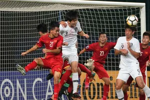 Đội Việt Nam (áo đỏ) bị loại sau 3 trận toàn thua. 