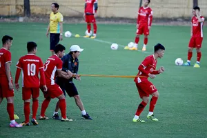 Đội tuyển Việt Nam trở ra sân tập vào chiều 1-11. Ảnh: MINH HOÀNG