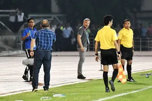 Tình huống căng thẳng giữa ông Park và đồng nghiệp bên phía đội Myanmar. Ảnh: Bạch Dương