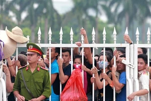 Mua bán vé qua mạng đã không còn hình ảnh xếp hàng mua vé cũng như tình trạng "chợ đen". Ảnh: MINH HOÀNG