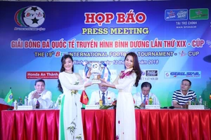 Ban tổ chức giới thiệu chiếc Cúp vô địch của giải năm nay. Ảnh: DŨNG PHƯƠNG