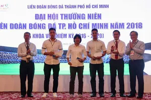 Đại diện các đội Thái Sơn Nam, Hải Phương Nam và nữ TPHCM nhận phần thưởng từ HFF. Ảnh: XUÂN DỰ