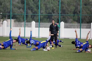 HLV thể lực Fonseca cùng các cầu thủ ở phần khởi động. Ảnh: ĐOÀN NHẬT