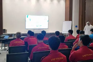 Đại diện AFC tại buổi gặp, phổ biến công nghệ VAR cho các cầu thủ Việt Nam. Ảnh: ĐOÀN NHẬT