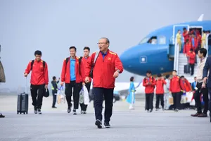 Đội tuyển xuống sân bay Nội Bài. Ảnh: MINH HOÀNG
