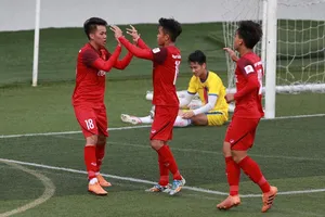 Các đồng đội chia vui với Minh Bình sau bàn gỡ 1-1. Ảnh: DŨNG PHƯƠNG