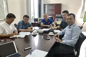 Phó Chủ tịch VFF Trần Quốc Tuấn cùng HLV Park Hang-seo và các bộ phận chuyên môn tại buổi họp. Ảnh: ĐOÀN NHẬT