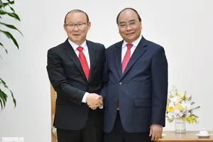 Thủ tướng Nguyễn Xuân Phúc tiếp HLV Park Hang-seo. Ảnh: VGP/Quang Hiếu