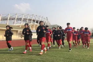 Toàn đội ra sân tập buổi đầu tiên vào chiều 28-2. Ảnh: Đoàn Nhật