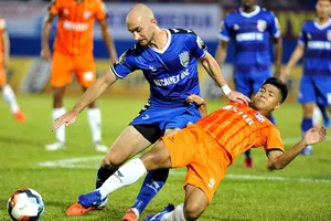 Đức Chinh cùng các cầu thủ Đà Nẵng sẽ gượng dậy ở trận gặp Quảng Nam trên sân nhà? Ảnh: NGUYỄN NHÂN