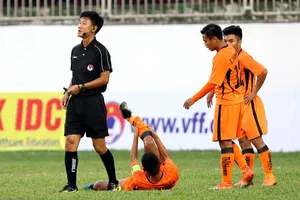 Duy Bảo với chân phải bị gãy nằm chờ cáng cứu thương. 