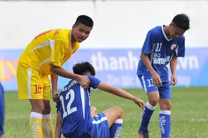 Cầu thủ Hà Nội an ủi các cầu thủ Bình Dương sau khi kết thúc trận đấu. Ảnh: NGUYỄN NHÂN